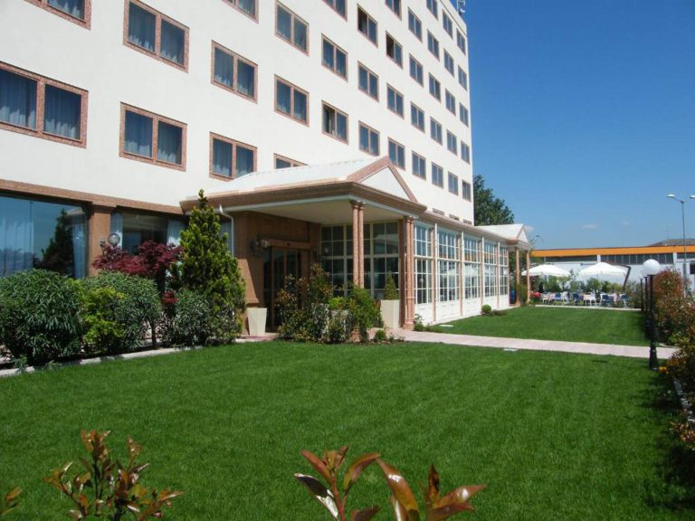 The entrance and garden of Hotel Catullo